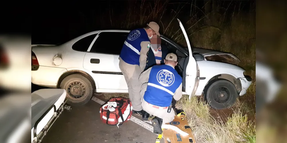 Desgovernado, carro invadiu pista contrária e foi atingido por caminhão