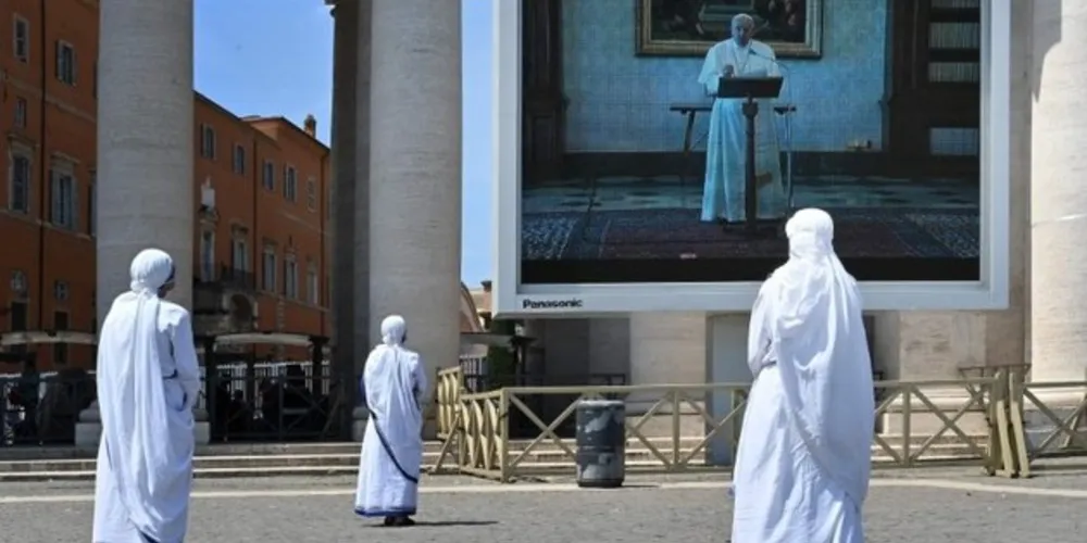 As palavras do papa foram recebidos com aplausos de centenas de pessoas na praça, muitas usando máscaras e mantendo vários metros de distância umas das outras
