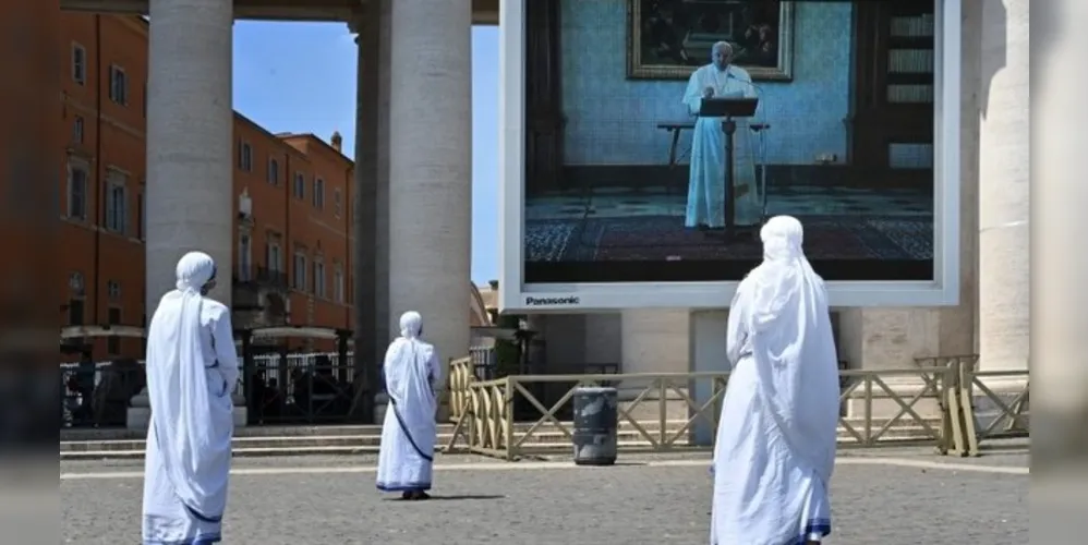 As palavras do papa foram recebidos com aplausos de centenas de pessoas na praça, muitas usando máscaras e mantendo vários metros de distância umas das outras