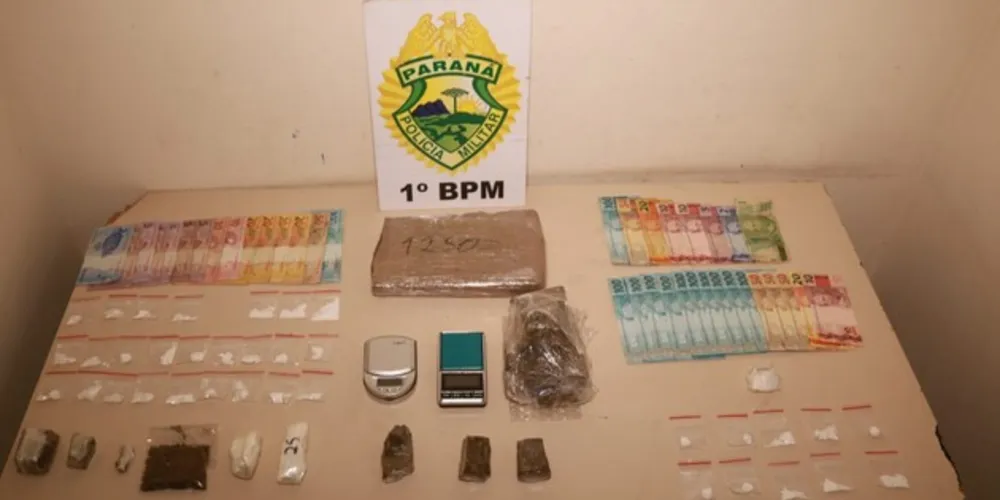 Polícia apreendeu dezenas de porções de maconha e cocaína já preparadas para serem vendidas