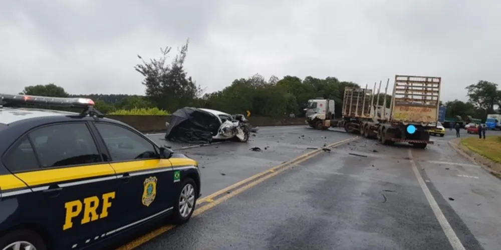 Motorista do carro não resistiu às lesões e morreu ainda no local do acidente, segundo a PRF