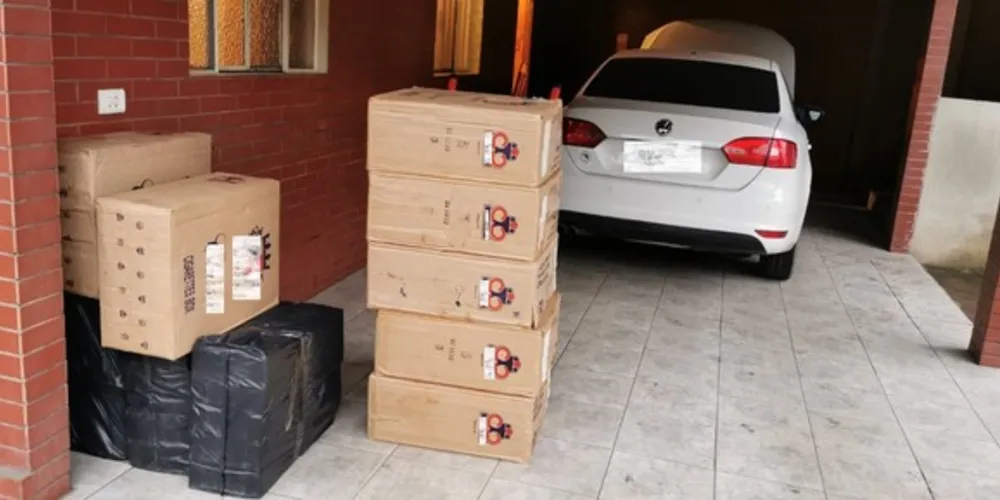 Foram apreendidos 825 maços de cigarros de origem estrangeira durante as buscas e encaminhados para a Polícia Federal.
