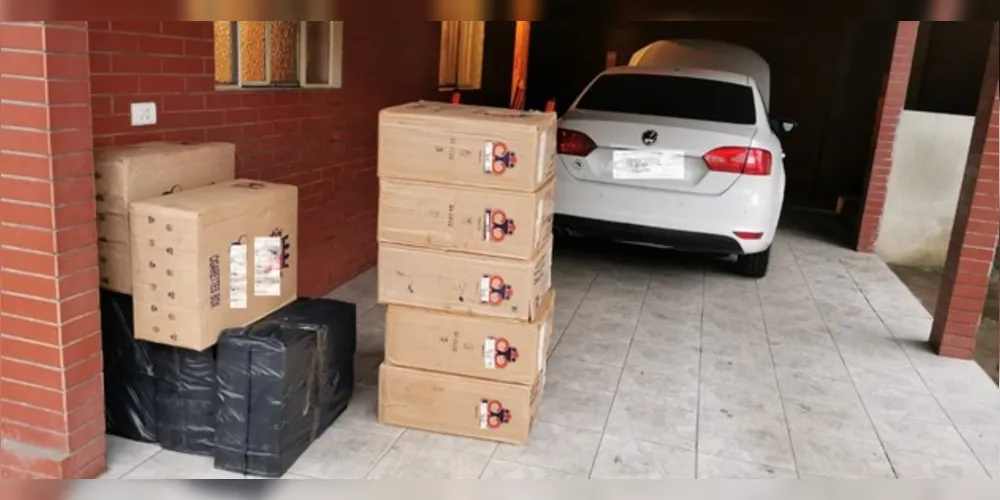 Foram apreendidos 825 maços de cigarros de origem estrangeira durante as buscas e encaminhados para a Polícia Federal.
