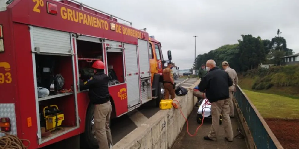 Imagem ilustrativa da imagem Bombeiros se mobilizam para evitar morte em rodovia de PG