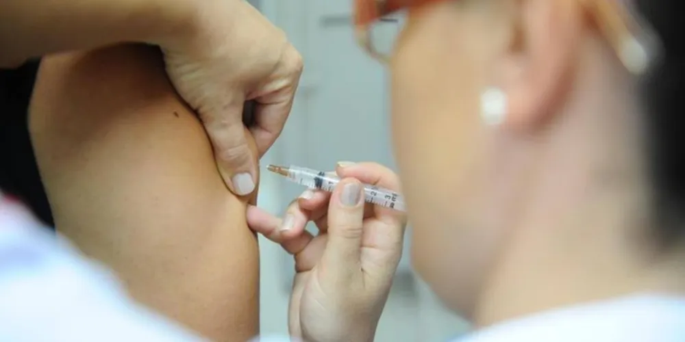 O horário de vacinação é das 8 às 11h e das 13h às 16h30