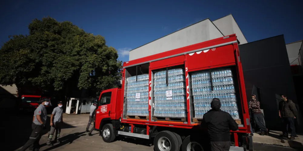 No total, a iniciativa da empresa irá doar mais 400 mil garrafas individuais de água mineral Crystal para hospitais de referência e de campanha no tratamento da COVID-19 