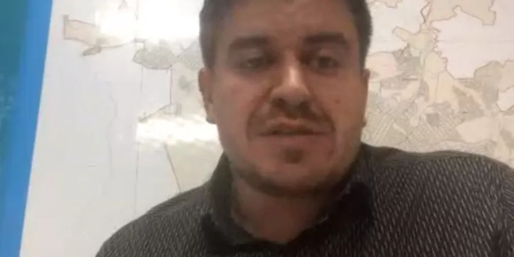 A Associação Comercial, Industrial e Empresarial de Ponta Grossa (ACIPG)
recebeu na reunião da Diretoria desta semana o vereador Vinícius Camargo
(PSD) sobre o projeto de lei 96/2020, que dispõe sobre a obrigatoriedade
das empresas beneficiárias de incentivos fiscais concedidos pelo Poder
Executivo a estabelecer reservas de vagas laborais aos egressos de
comunidades terapêuticas, no município de Ponta Grossa. O parlamentar se
colocou à disposição para efetuar alterações na proposição após
sugestões do Comitê Tributário da ACIPG.
O projeto pretende estabelecer a obrigatoriedade de reservar 1,5% das
vagas laborais a egressos de comunidades terapêuticas, para que se possa
ter direito a benefícios fiscais no âmbito do Município de Ponta Grossa.
Empresas com 10 colaboradores ou mais já estariam obrigadas a tal
determinação, e o descumprimento da medida poderia ensejar a revogação
dos benefícios fiscais que a empresa possua junto ao Município de Ponta
Grossa.
Camargo comentou que há anos trabalha de maneira voluntária em uma casa
de reabilitação na cidade e vê a importância de ajudar pessoas que
fizeram tratamento contra a dependência química. Segundo ele, o projeto
foi inspirado em uma lei ordinária de Teresina, no Piauí e lá são 3%, em
empresas com mais de 33 funcionários. “A proposta foi estudada
juntamente com duas assistentes sociais, adaptamos um projeto que já
acontece em outros municípios. De maneira nenhuma queremos atrapalhar,
mas sim ajudar. Temos a consciência que os setores produtivos movimentam
a economia da cidade”, disse.
O vereador salienta que o desejo é abrir oportunidades para aqueles que
precisam, mas de uma forma justa. A quantidade pode ser adaptada para o
que a ACIPG achar o mais justo o projeto ainda é embrionário. “Quanto
menos o Poder Público interferir, melhor. Estamos à disposição para
debater, pois não somos donos da razão. Quanto mais opiniões, mais
lapidada será a discussão”, salienta Camargo, que deixou clara a
intenção de tornar o projeto bom para todos os lados.
Guilherme Gabriel Cesco, coordenador do Comitê Tributário da ACIPG
considera explica que seria difícil dos empresários cumprirem a lei como
ela está proposta e dessa forma manter o benefício fiscal. Segundo ele,
a ideia é nobre, pois existe a dificuldade destas pessoas retornarem ao
mercado de trabalho, porém o momento não é o ideal para dar mais
obrigações aos empresários. “A ideia é achar um meio termo para ficar
mais razoável, como por exemplo, tornar obrigatório para empresas com
mais de 100 funcionários. O Comitê não quer ignorar o problema, mas sim
ajudar a viabilizar algo que seja prático”, disse Ciesco, que entende
ser válido este contato do Comitê com o Poder Legislativo.
O diretor jurídico da ACIPG, Gustavo Mandalozzo, colocou o Comitê à
disposição do vereador em outras propostas de lei que sejam no âmbito
tributário, bem com em alterações necessárias no Código Tributário do
Município. “Nos propomos a todos os projetos que o vereador Vinicius
propor no campo tributário, emitir pareceres avaliando a legalidade, a
constitucionalidade e o atendimento aos interesses dos empresários, com
o intuito de auxiliar o Poder Legislativo na formulação de leis que
atendam também os interesses do empresariado local”, finaliza o
advogado.
