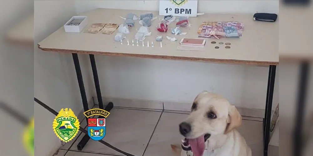 Além da droga, policiais encontraram notas falsas de dinheiro e balanças de precisão