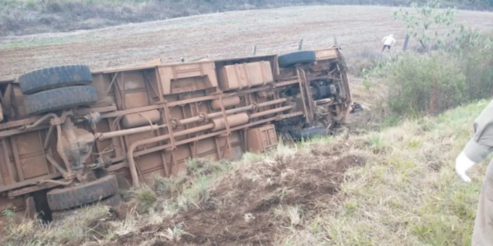 Polícia acredita que pneu furou numa curva e motorista perdeu o controle da direção