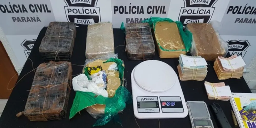 Na casa de um dos suspeitos foram apreendidos mais de seis quilos de drogas