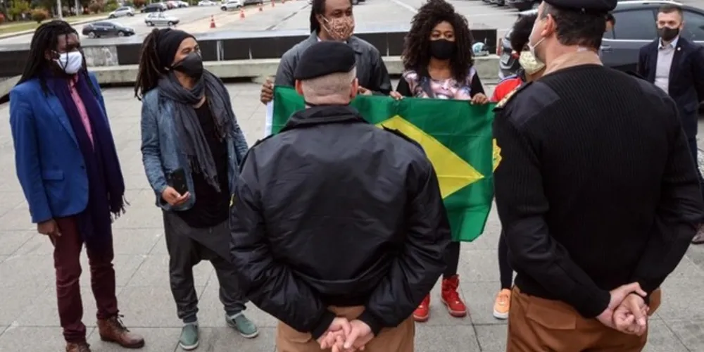  O ato, acompanhado pela Superintendência Geral de Diálogo e Interação Social (Sudis), teve como objetivo repudiar a ação de vandalismo que queimou, na segunda-feira (01), a Bandeira do Brasil 