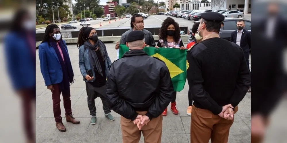  O ato, acompanhado pela Superintendência Geral de Diálogo e Interação Social (Sudis), teve como objetivo repudiar a ação de vandalismo que queimou, na segunda-feira (01), a Bandeira do Brasil 
