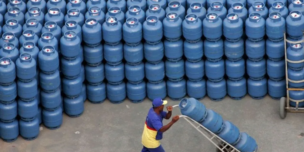 As distribuidoras são as responsáveis pelo envase em diferentes tipos de botijão e, junto com as revendas, são responsáveis pelos preços ao consumidor final.