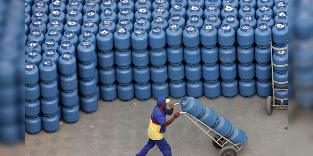 As distribuidoras são as responsáveis pelo envase em diferentes tipos de botijão e, junto com as revendas, são responsáveis pelos preços ao consumidor final.
