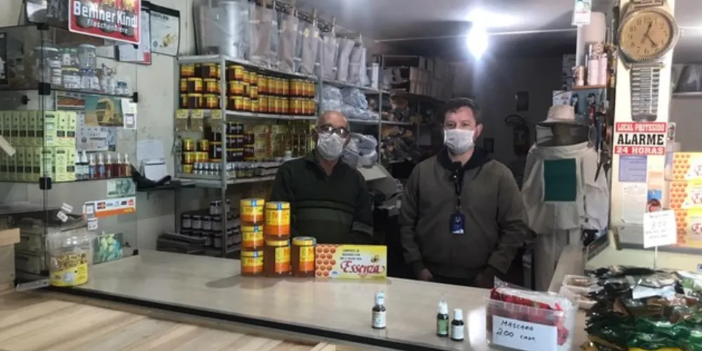Ernesto Kindl é comerciante de produtos da apicultura. Ele revende o mel colhido pelos apicultores da região