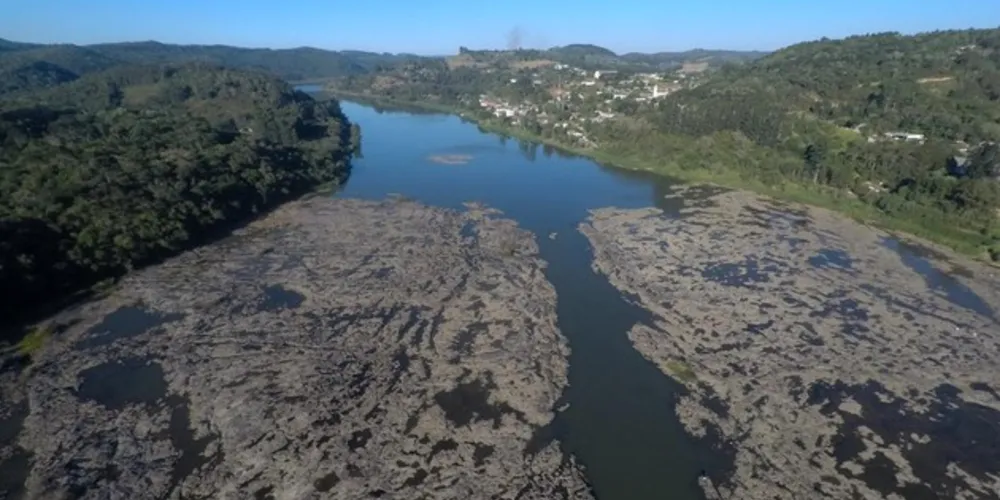 Por causa da forte estiagem que atingiu o Paraná. chuvas devem ser mais intensas e frequentes para normalizar vazão dos rios
