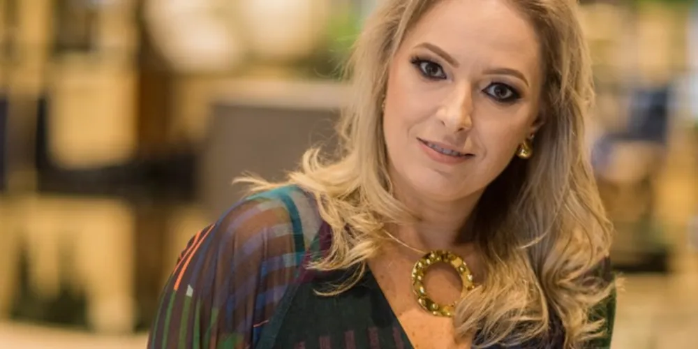 BRINDE A VIDA - Luciane Nunes Freitas dos Santos é uma das aniversariantes desta sexta-feira (5). Luciane circula pelas principais eventos sociais de nossa cidade, sempre esbanjado simpatia e elegância. Da coluna RC os votos de alegrias e plenitude nessa data festiva!