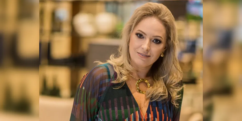 BRINDE A VIDA - Luciane Nunes Freitas dos Santos é uma das aniversariantes desta sexta-feira (5). Luciane circula pelas principais eventos sociais de nossa cidade, sempre esbanjado simpatia e elegância. Da coluna RC os votos de alegrias e plenitude nessa data festiva!