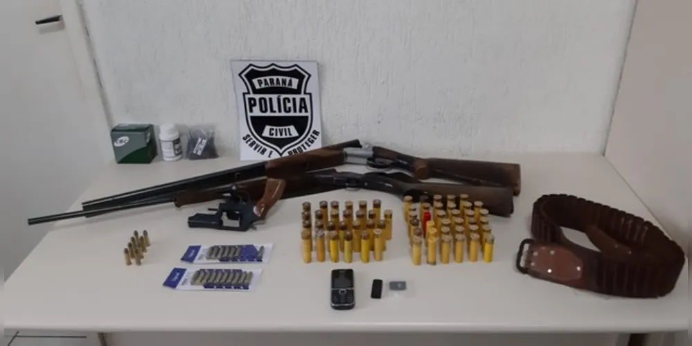 Na casa do suspeito, policiais encontraram armas de fogo e munições, mas morador não foi localizado