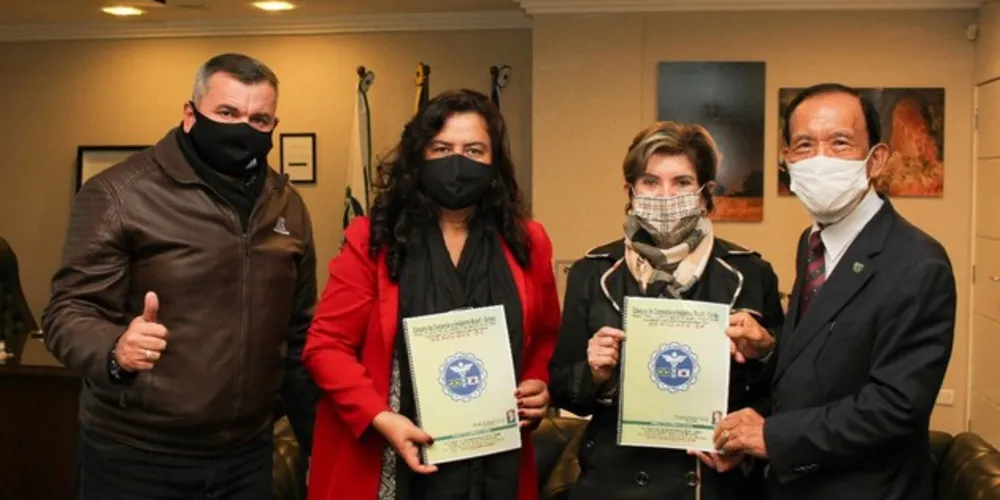 O prefeito Marcelo Rangel; a vice-prefeita Elizabeth Schmidt e o secretário de Indústria, Comércio e Qualificação Profissional (SMICQP), José Loureiro, receberam uma honra ao mérito 