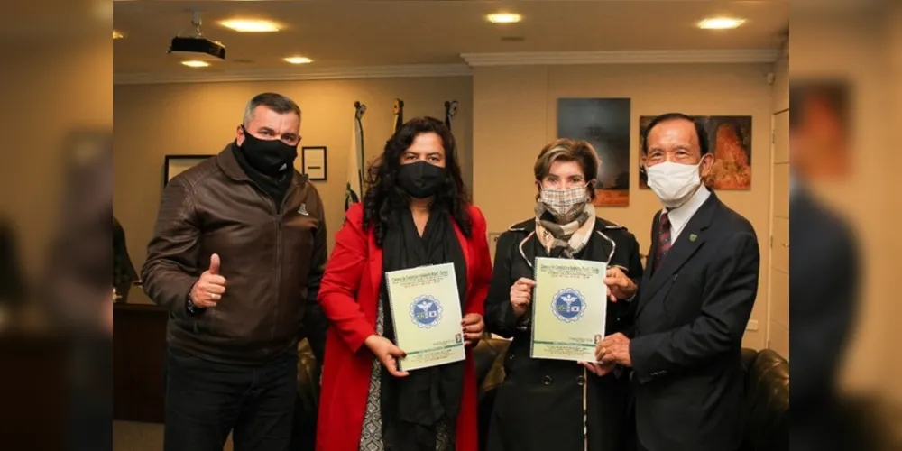 O prefeito Marcelo Rangel; a vice-prefeita Elizabeth Schmidt e o secretário de Indústria, Comércio e Qualificação Profissional (SMICQP), José Loureiro, receberam uma honra ao mérito 