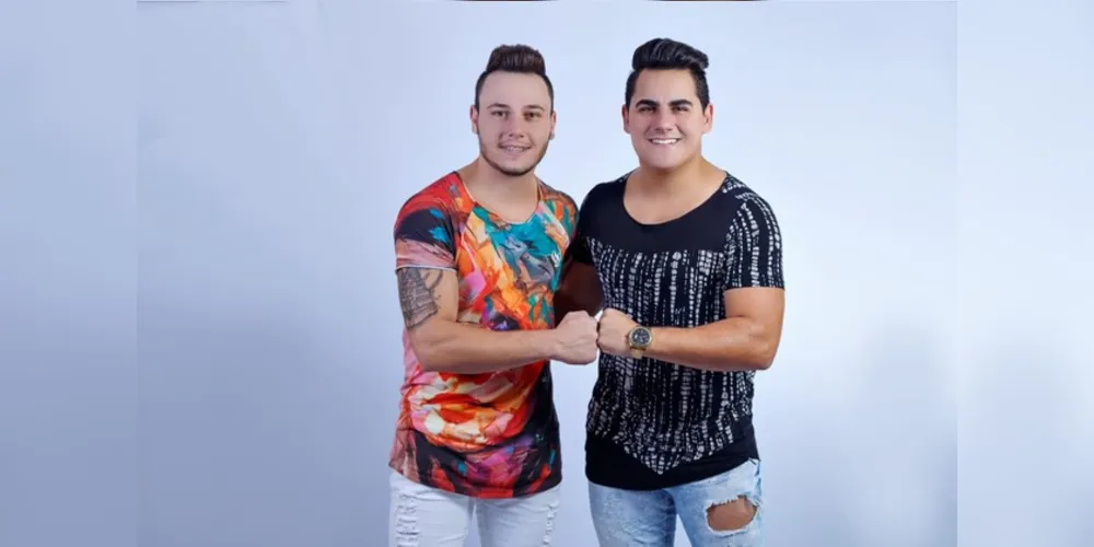 Os irmãos começaram a cantar influenciados pelo pai, que também é músico.