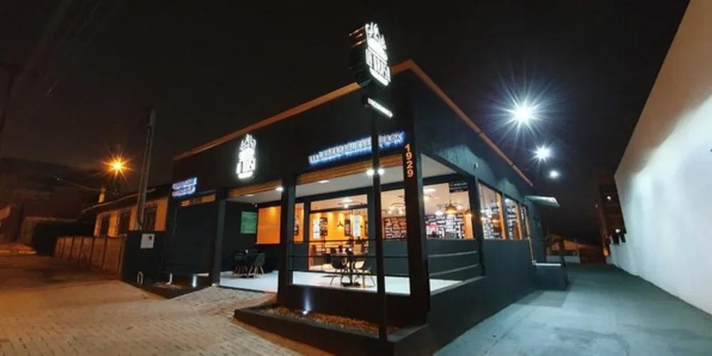 A La Brasa Burger é uma Rede de Franquias com sua matriz em São José do Rio Preto, interior de São Paulo. A rede oferta aos consumidores lanches com hambúrguer de 100 e 200 gramas, porções, sobremesas, chopp, refrigerantes, entre outros