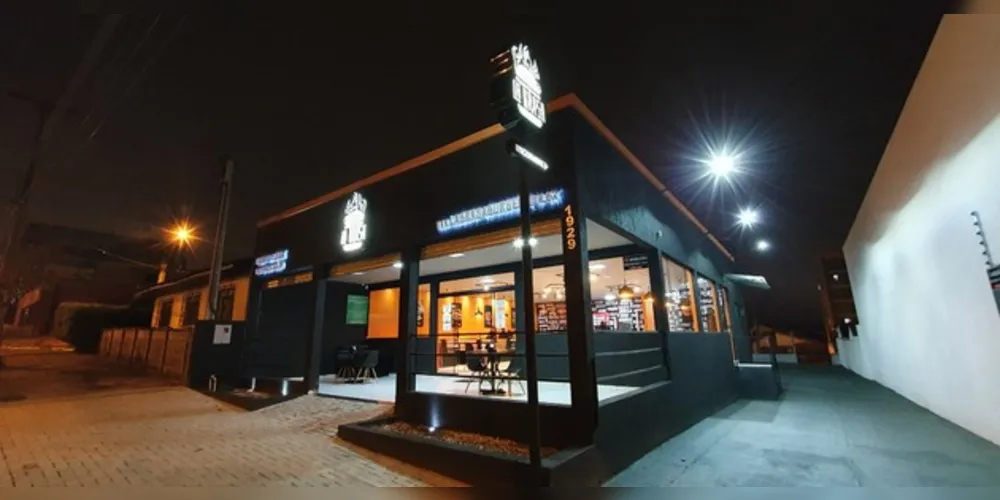 A La Brasa Burger é uma Rede de Franquias com sua matriz em São José do Rio Preto, interior de São Paulo. A rede oferta aos consumidores lanches com hambúrguer de 100 e 200 gramas, porções, sobremesas, chopp, refrigerantes, entre outros