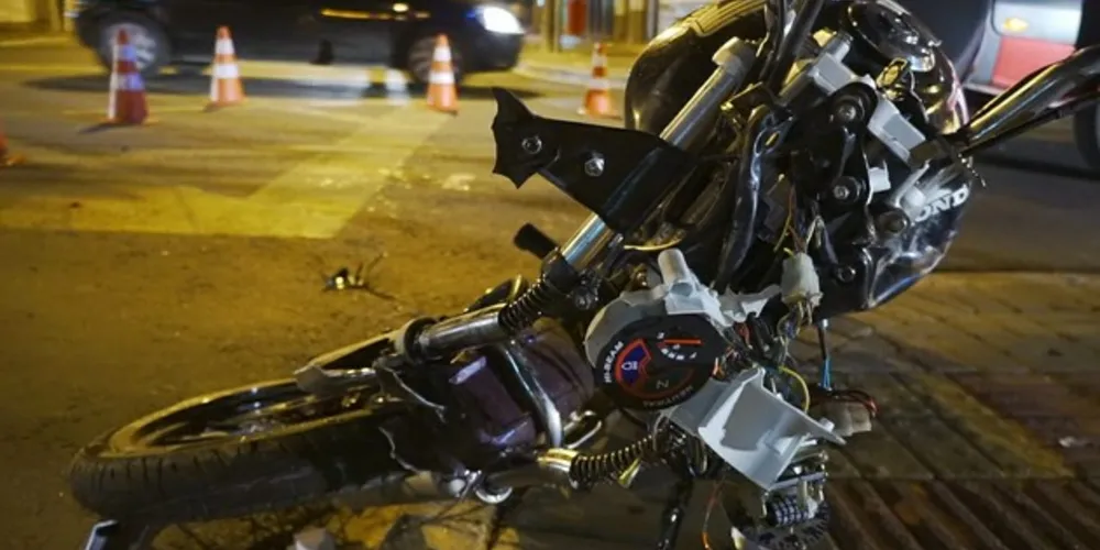 Imagem ilustrativa da imagem Motociclista é arremessado após batida com carro