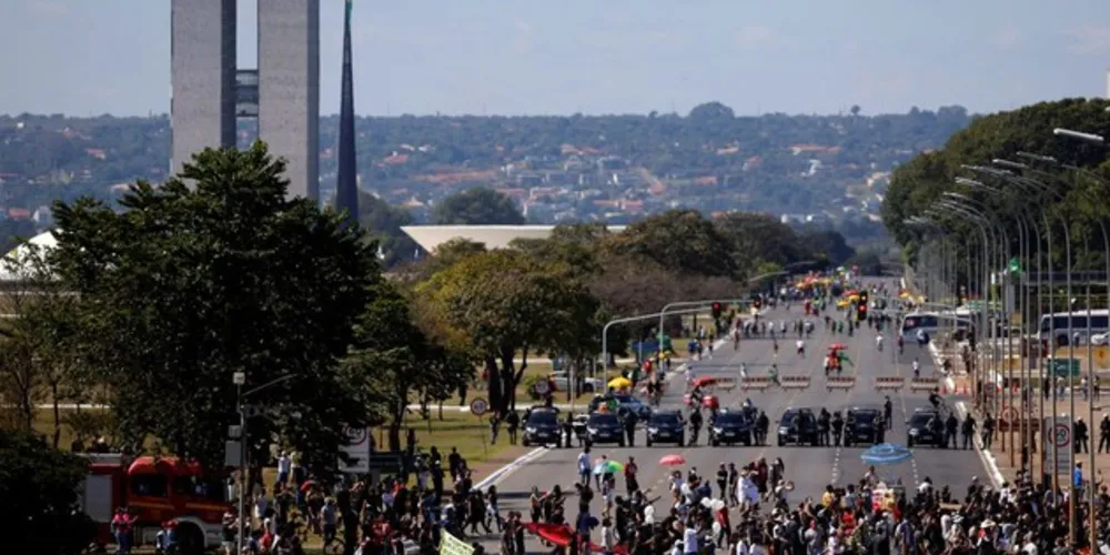 Imagem ilustrativa da imagem Manifestações pró e contra governo são registradas neste domingo