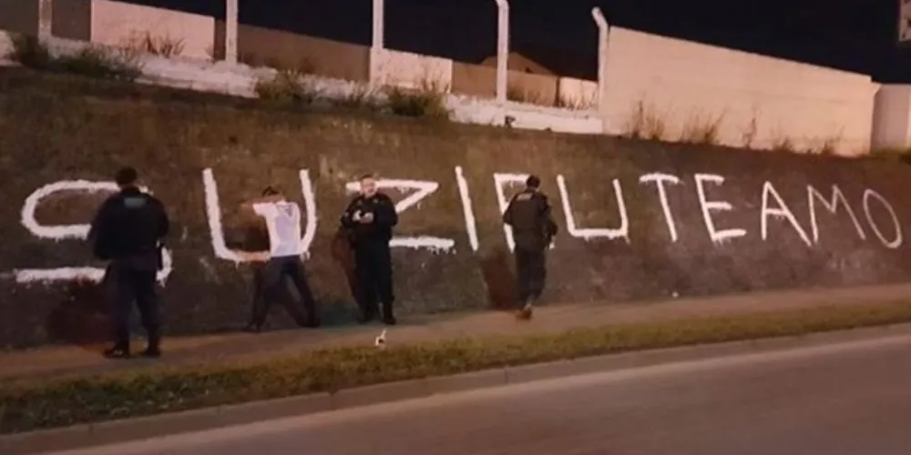 Imagem ilustrativa da imagem Homem é detido ao pintar declaração de amor em muro