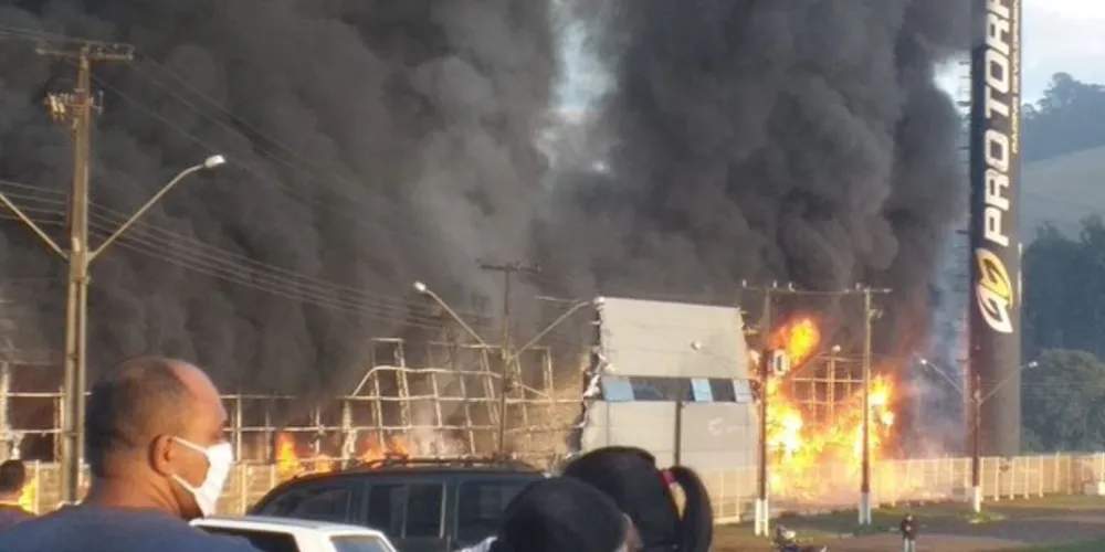 Imagem ilustrativa da imagem Incêndio destrói barracão da Pro Tork no Paraná