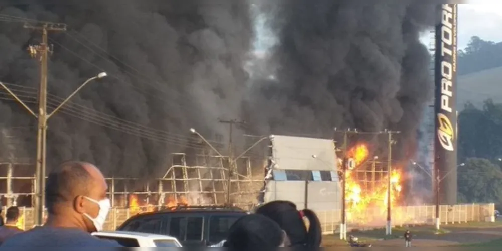 Imagem ilustrativa da imagem Incêndio destrói barracão da Pro Tork no Paraná
