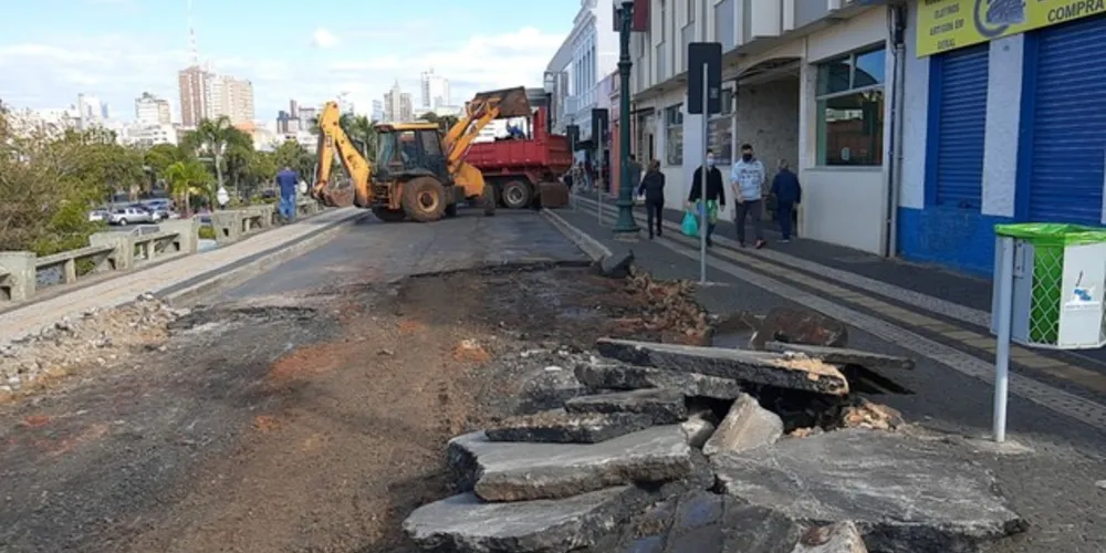 O projeto compreende a retirada do asfalto atual, colocado sobre paralelepípedos, e a aplicação de uma cavada paver, um pavimento considerado ecológico