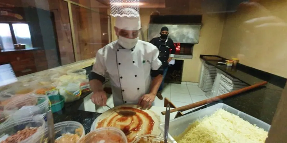 Estabelecimento está no mercado há mais de duas décadas com métodos artesanais e pizzas assadas no fogão a lenha