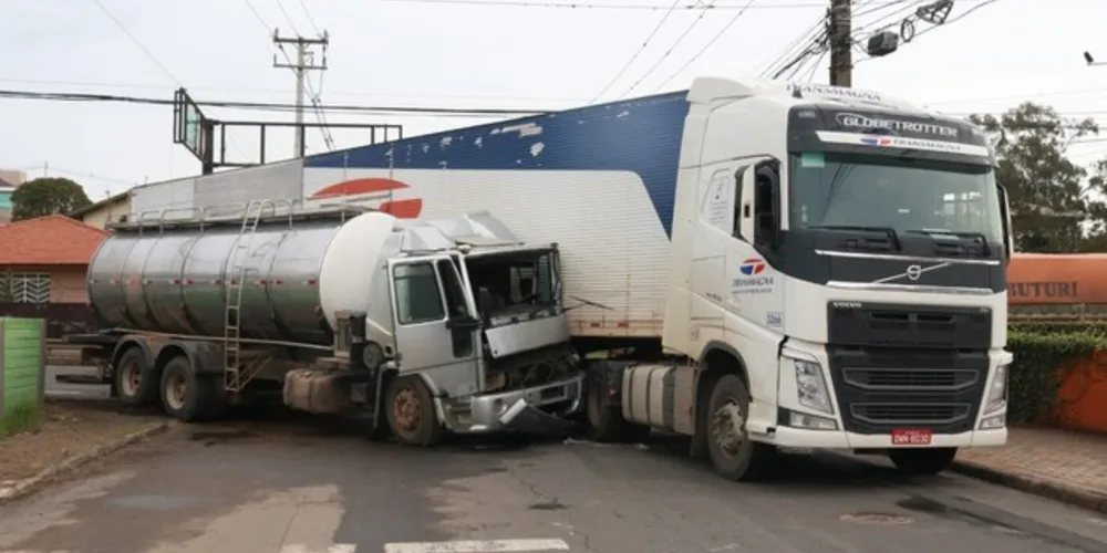Imagem ilustrativa da imagem Acidente entre caminhões deixa ferido na PR-151 em PG