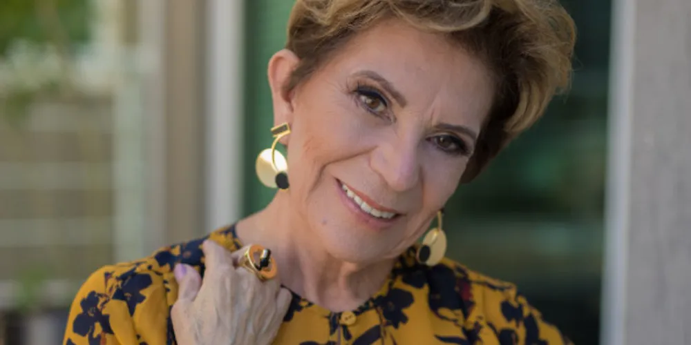 01 BRINDE A VIDA - Se existe um símbolo para a mulher da atualidade, ela pode muito bem representa-lo. Elizabeth Silveira Schmidt  dispensa apresentações. Entusiasta da vida e das suas relações, sempre tem a palavra adequada no momento certo; seja para o disputado mundo político, para os amigos ou para os seus familiares. Sua alegria de viver exprime uma juventude que ultrapassa a idade e essa mulher que sabe transitar nas mais diversas searas com leveza e alegria é o maior símbolo de que a mulher atuante e dona de si, pode conquistar o que desejar e ser relevante em todos os papéis que ocupa; seja como Vice Prefeita, como Rotariana, amiga de todas horas, mãe extremosa, avó carinhosa ou filha companheira