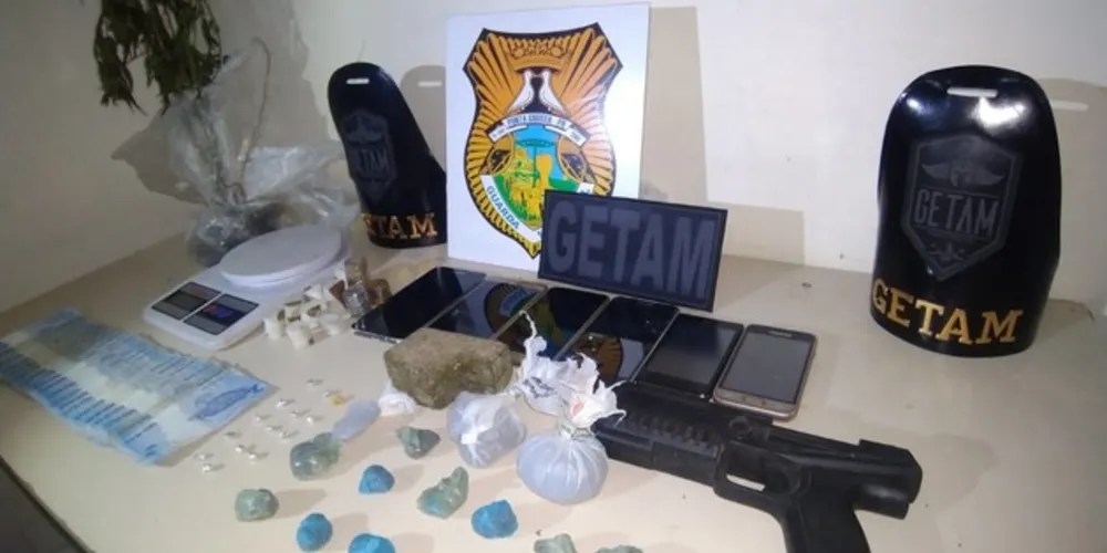 Além dos entorpecentes, os agentes também apreenderam uma balança de precisão e um simulacro de pistola