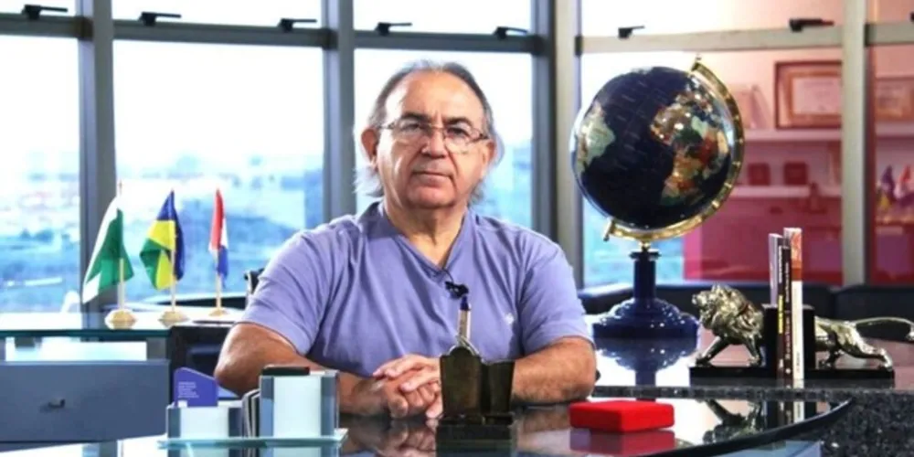 Manaoos, paranaense do norte do Estado, começou sua carreira artística na década de 70, estudando Artes Cênicas na Universidade Federal do Amazonas e M&P na Escola Superior de Propaganda no Rio de Janeiro no inicio da década de 80