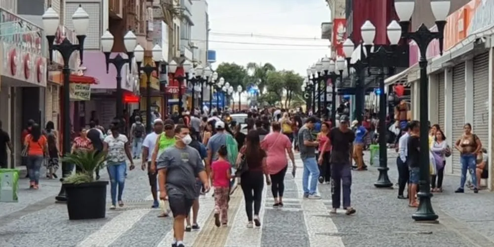 Fechamento do comércio e outras restrições seguem em debate