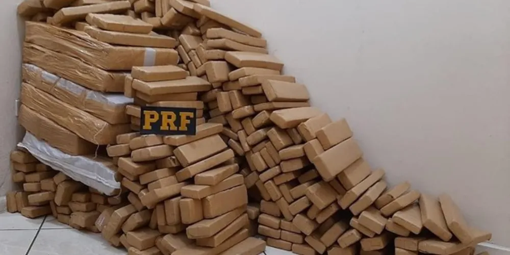 Dentro do carro, foram encontrados 423,14 quilos de maconha