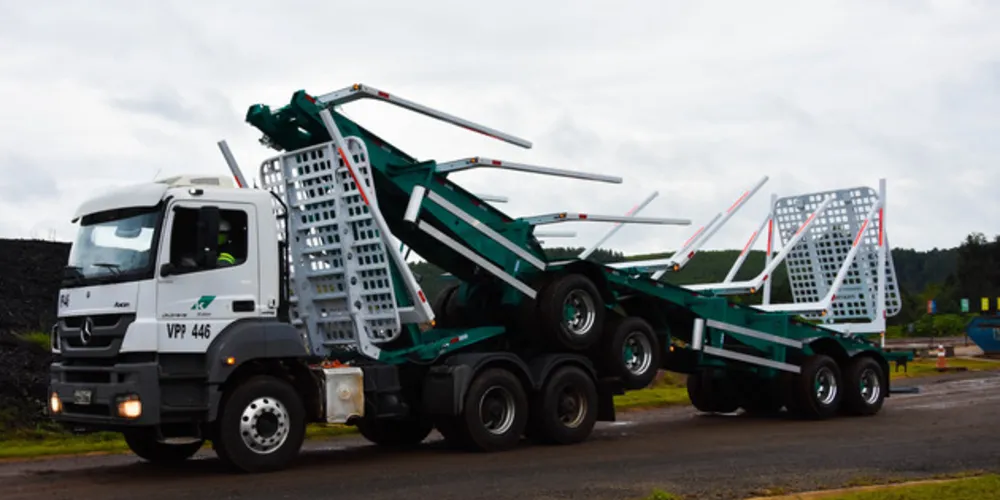 O caminhão dobrável é um modelo “bitrem”, específico para o carregamento de toras de madeira, que encolhe a segunda carroceria, somando-a à primeira
