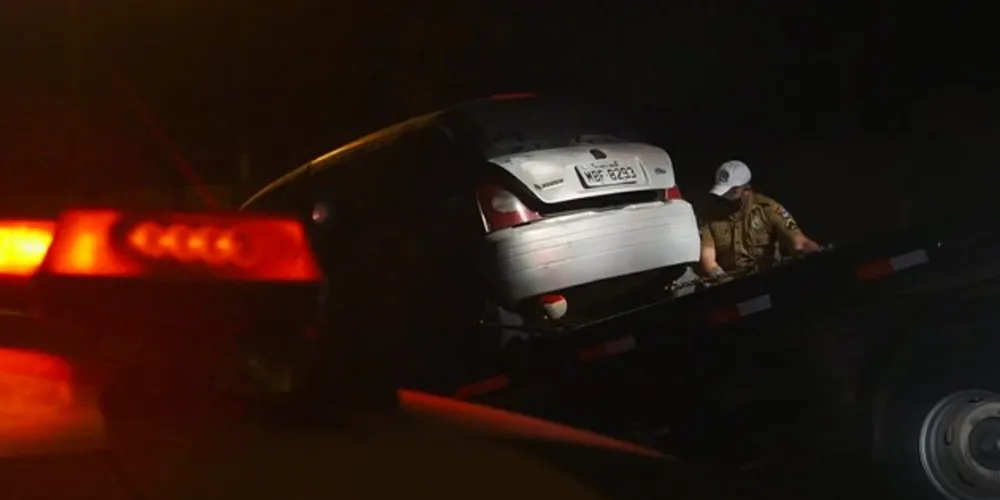 Clio acabou guinchado após o acidente