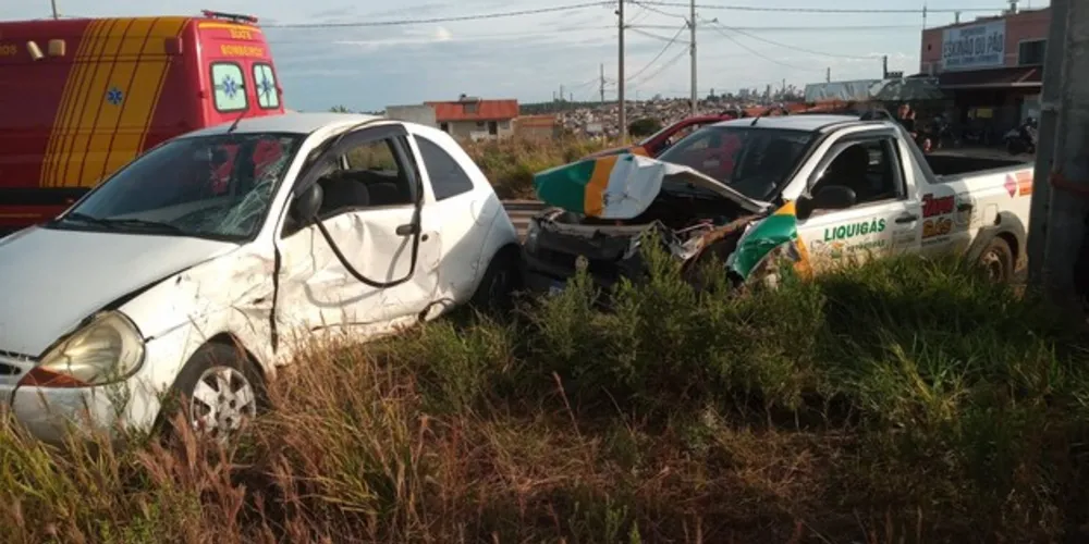 Com o impacto da batida os dois veículos pararam em um terreno baldio