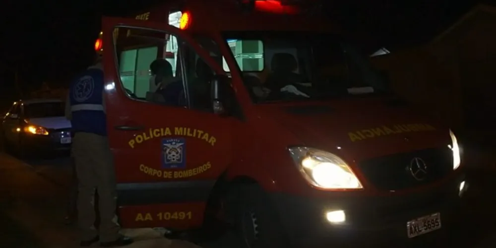 Vítima de 27 anos recebeu atendimento no local, mas se recusou ir para uma unidade hospitalar