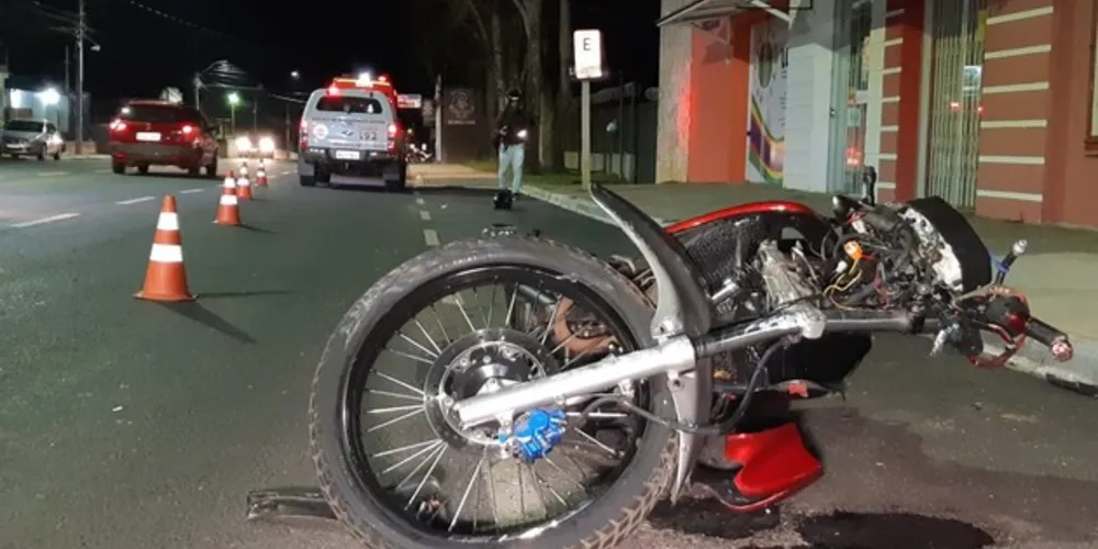Batida entre carro e moto aconteceu na avenida Carlos Cavalcanti