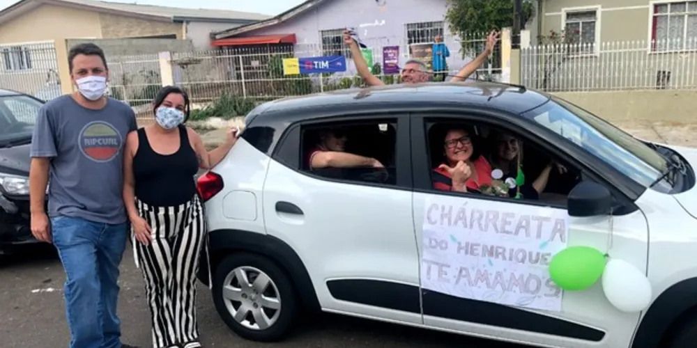 Surpresa aconteceu na frente da casa do casal, na região da Colônia Dona Luíza