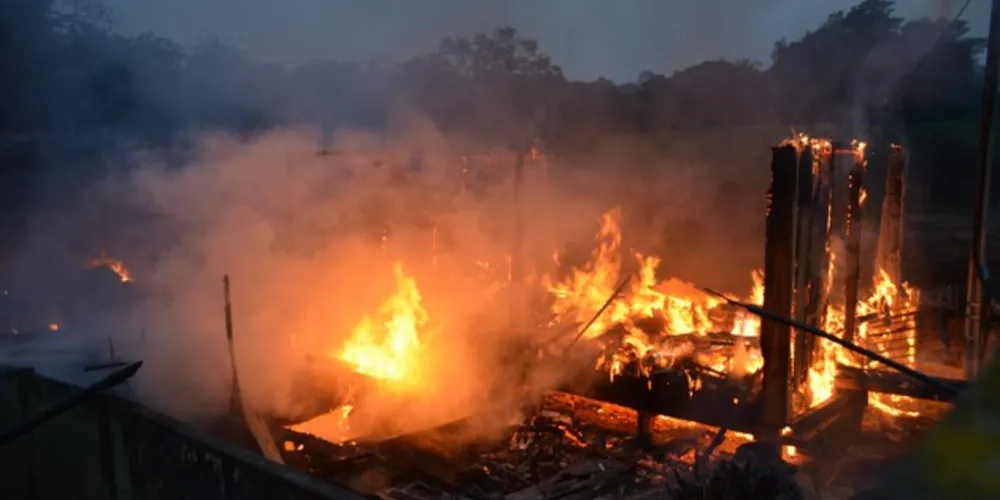 Imagem ilustrativa da imagem Incêndio destrói casa e moradora é levada ao hospital