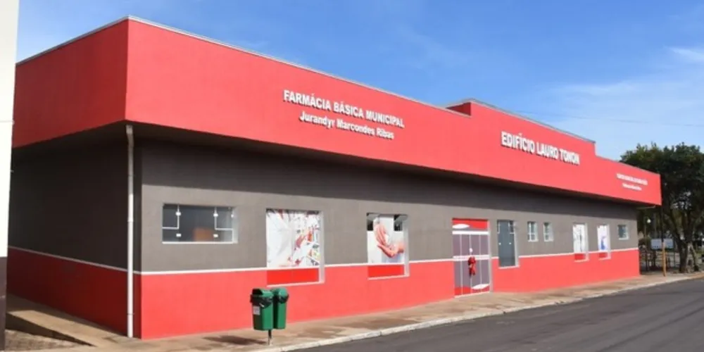 Edifício Lauro Tonon que abriga o Centro Municipal de Reabilitação Professora Adriane Izidoro e Farmácia Básica Municipal Jurandyr Marcondes Ribas