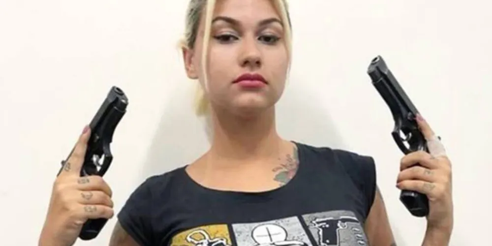 Sara Winter é uma das líderes do grupo armado de extrema direita Os 300 do Brasíl